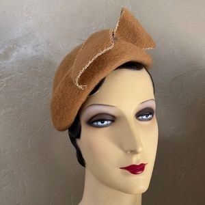 IMPRESSIVE 1950's MUSTARD COLOR FUZZY FELT  CAP +  BOW WITH GOLD THREAD EDGING